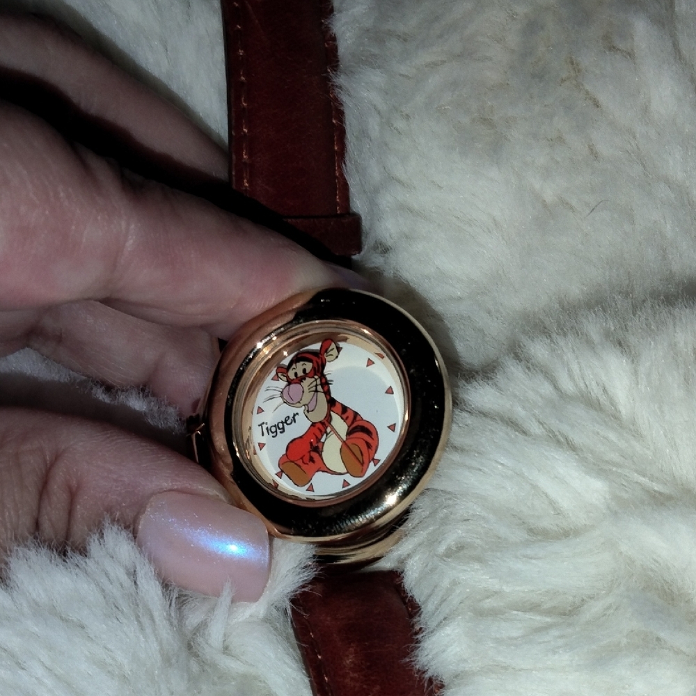 Disney Tigger Watch with Gold and Brown Accents - Picture 7 of 9